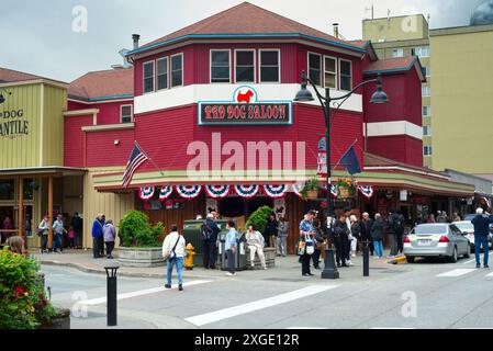 Les foules (principalement des bateaux de croisière) se rassemblent devant le Red Dog Saloon à Juneau, un restaurant et bar populaire avec une histoire riche. Banque D'Images