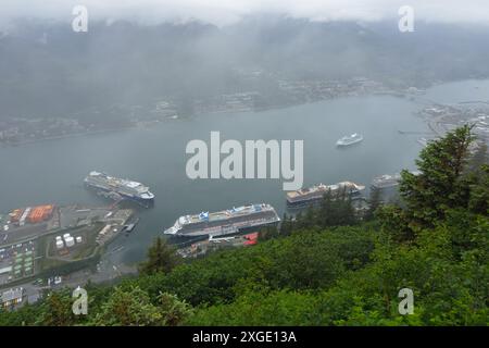 Les navires de croisière se disputent de l'espace dans la zone de quai limitée de Juneau, vue du sommet du mont Roberts en fin d'après-midi brumeux. Banque D'Images