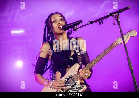 Oslo, Norvège. 28 juin 2024. Le duo de rock anglais Nova Twins donne un concert lors du festival de musique norvégien tons of Rock 2024 à Oslo. Ici, la chanteuse et guitariste Amy Love est vue en direct sur scène. Banque D'Images