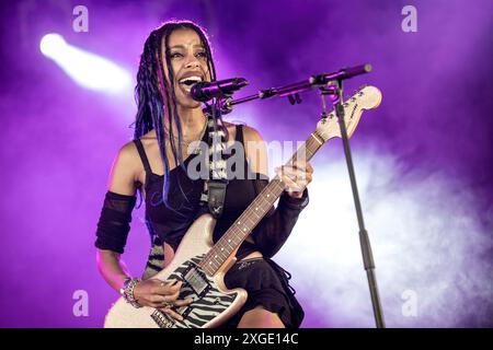 Oslo, Norvège. 28 juin 2024. Le duo de rock anglais Nova Twins donne un concert lors du festival de musique norvégien tons of Rock 2024 à Oslo. Ici, la chanteuse et guitariste Amy Love est vue en direct sur scène. Banque D'Images