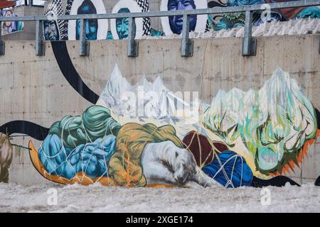 Murale ours polaire endormi sous le thème 'Come Together' à l'Hôpital général Qikiqtani à Iqaluit, Nunavut, Canada Banque D'Images