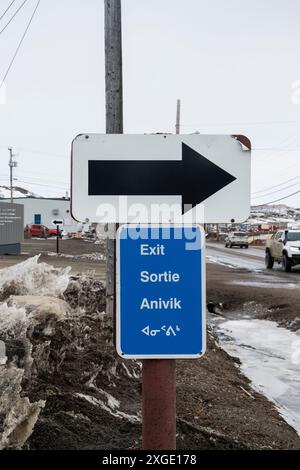 Panneau de sortie multilingue en anglais, français, inuktitut et inuinnaqtun sur Saputi Road à Iqaluit, Nunavut, Canada Banque D'Images