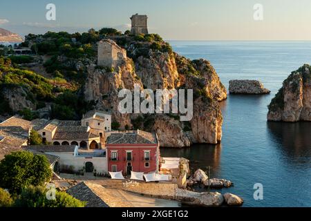 Plage et une falaise rocheuse à la Tonnara, Trapani. La plage est calme et l'eau est claire Banque D'Images