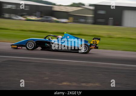 Andover, Hampshire - 8 juin 2024 : FIA Formula 4 Thruxton Qualifying Yuhao FU Virtuosi Racing Banque D'Images