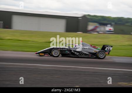 Andover, Hampshire - 8 juin 2024 : Ella LLOYD JHR qualifiant FIA Formula 4 Thruxton Banque D'Images