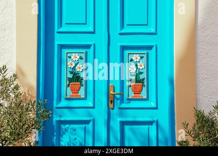 Porte de maison traditionnelle, île de Halki, îles du Dodécanèse, Grèce Banque D'Images