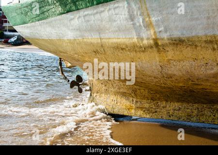 Salvador ; Bahia ; Brésil - 18 avril 2019 : bateaux de pêche garés sur la plage de Rio Vermelho dans la ville de Salvador, Bahia. Banque D'Images