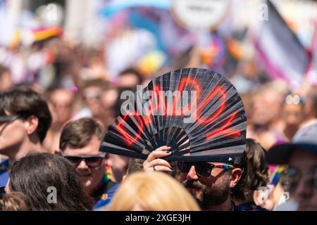 Festival Goer au défilé de la London Pride avec un fan avec le mot papa, samedi 29 juin 2024. Concept : inclusion, LGBTQIA+, promotion de la diversité Banque D'Images