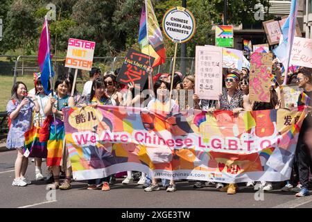 Un groupe de Chinois marchant à la London Pride 2024 portant une grande bannière qui dit "nous sommes des Chinois L.G.B.T.Q.I.A.+" et portant des panneaux en mandarin Banque D'Images