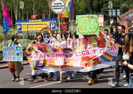 Un groupe de Chinois marchant à la London Pride 2024 portant une grande bannière qui dit "nous sommes des Chinois L.G.B.T.Q.I.A.+" et portant des panneaux en mandarin Banque D'Images