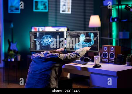 Programmeur fou créant une IA sensible, s'inclinant dans l'adulation du nouveau suzerain. Informaticien fou faisant vénérer la vénération devant l'intelligence artificielle consciente de soi, Banque D'Images