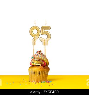 Cupcake avec bougie d'anniversaire - bougie numéro 95 Banque D'Images