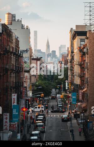 Je regarde Eldridge St à Chinatown, New York, vers l'Empire State Building Banque D'Images