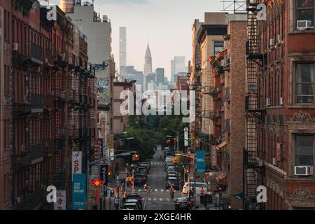 De vieux immeubles d'appartements bordent Eldridge St à Chinatown, New York, en regardant vers l'Empire State Building Banque D'Images