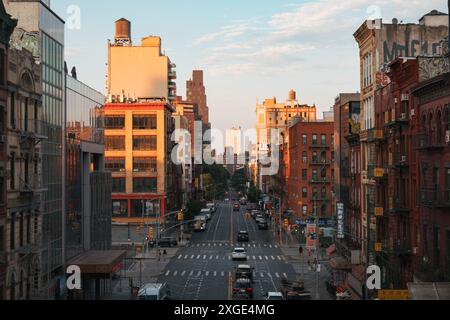 Vue sur East Broadway dans le Lower East Side de Manhattan, New York, au coucher du soleil Banque D'Images