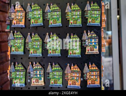 Strasbourg, France - 2 juin 2023 : mugs en céramique aux motifs alsaciens traditionnels avec des cigognes exposées dans une boutique de souvenirs Banque D'Images