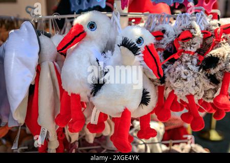 Strasbourg, France - 3 juin 2023 : jouets en peluche de cigogne souvenir, motifs alsaciens traditionnels exposés dans une boutique de souvenirs de la vieille ville Banque D'Images