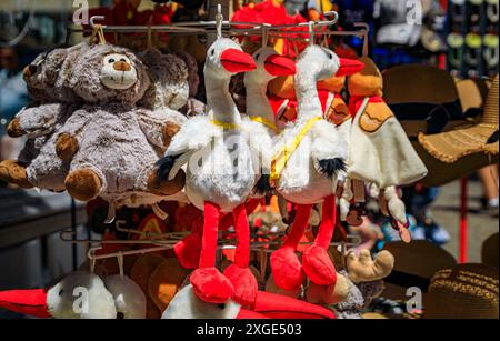 Strasbourg, France - mai 31 2023 : jouets en peluche traditionnels alsaciens en pain d'épice et animaux en peluche à la cigogne exposés dans un magasin de souvenirs de la vieille ville Banque D'Images