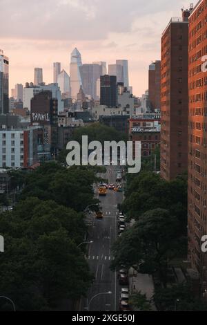 Je regarde Pike Street vers les gratte-ciel Hudson Yards depuis le Lower East Side, New York City Banque D'Images