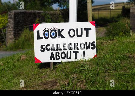 Rainow Scarecrows signe Banque D'Images