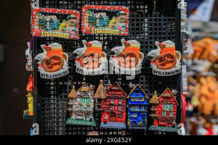 Strasbourg, France - 3 juin 2023 : aimants avec des motifs alsaciens traditionnels de maisons à colombages exposés dans un magasin de souvenirs de la vieille ville Banque D'Images