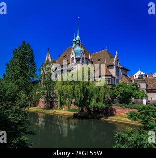 École internationale ou Lycée des Pontonniers dans une maison traditionnelle ornée à colombages le long d'un canal de la rivière Ill, Strasbourg, Alsace, France Banque D'Images