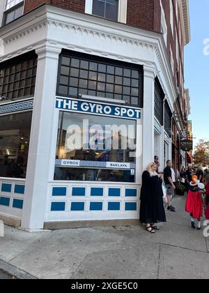 Près d'Halloween, un groupe de personnes prend une pause déjeuner dans un magasin grec de charcuterie et gyroscope dans le centre-ville de Salem Massachusetts un jour d'automne Banque D'Images