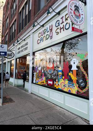 Un magasin de bonbons à Salem Massachusetts accueille les vacances d'Halloween avec une vitrine de magasin de bonbons et de friandises de saison Banque D'Images