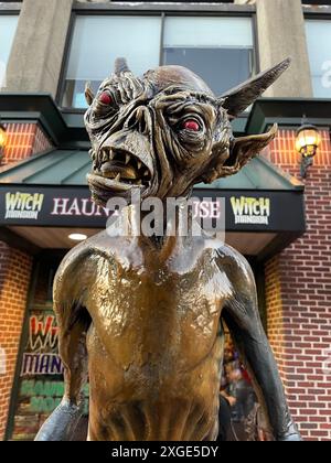 Un monstre effrayant et un fantôme se dressent devant l'entrée d'une maison hantée dans le centre-ville de Salem Massachusetts Banque D'Images