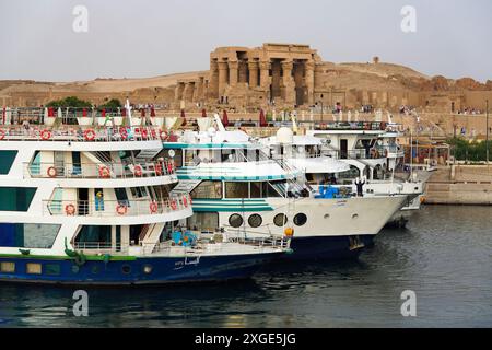 Les bateaux de croisière fluviale touristiques accostent devant le temple de Kom Ombo, le temple des crocodiles, entre Louxor et Assouan, en Égypte. Banque D'Images