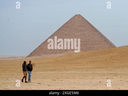 Promenez-vous vers la Pyramide rouge du Sahara à Dahshour, en Égypte. Banque D'Images