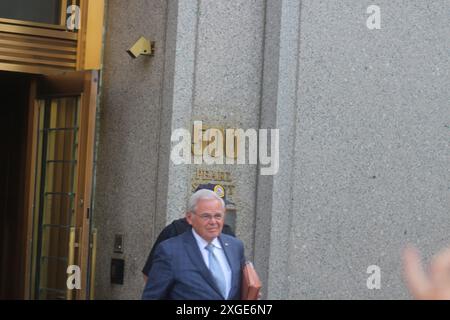 New York, États-Unis. 8 juillet 2024. Le sénateur Robert Menendez quitte le tribunal du SDNY au milieu des plaidoiries finales de son procès sur les accusations de corruption en Égypte et au Qatar. Credit : Matthew Russell Lee/Alamy Live News Banque D'Images