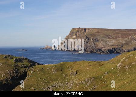 Paysage marin côte irlandaise Comté Donegal côte ouest falaises de mer dans la région de Gaeltacht Glen Head près de Glencolmcille. Banque D'Images