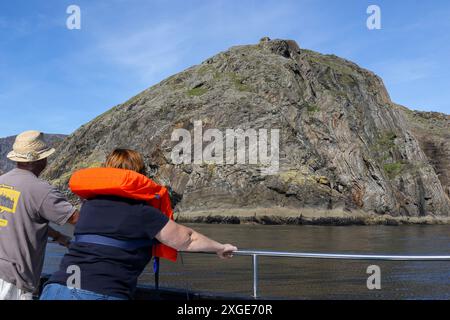 Carrigan Head County Donegal Irlande deux personnes regardant la falaise de mer et la Tour Napoléonienne sur le promontoire rocheux irlandais. Banque D'Images