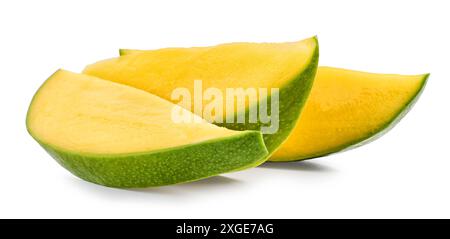 tranches de mangue verte juteuse fraîche et mûre isolées sur fond blanc Banque D'Images