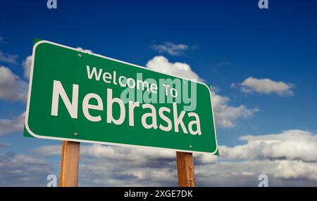 Bienvenue à Nebraska Green Road Sign sur Blue Sky avec quelques nuages. Banque D'Images