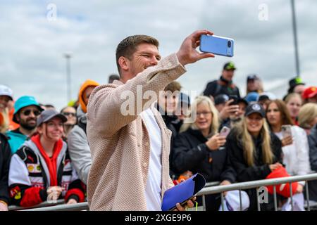 NORTHAMPTONSHIRE, ROYAUME-UNI. 07 juillet 24. L'ancien capitaine de l'Angleterre et des Saracens Owen Farrell a été invité au Qatar Airways British Grand Prix 2024 sur le circuit de Silverstone le dimanche 7 juillet 2024 dans LE NORTHAMPTONSHIRE, EN ANGLETERRE. Crédit : Taka G Wu/Alamy Live News Banque D'Images