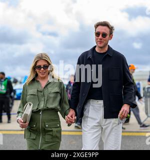 NORTHAMPTONSHIRE, ROYAUME-UNI. 07 juillet 24. L'ancien joueur de cricket anglais Stuart Broad CBE et son épouse Mollie King ont été invités au Qatar Airways British Grand Prix 2024 au circuit de Silverstone le dimanche 7 juillet 2024 dans LE NORTHAMPTONSHIRE, EN ANGLETERRE. Crédit : Taka G Wu/Alamy Live News Banque D'Images