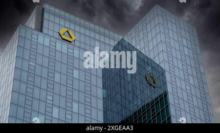 Commerzbank Tower à Francfort tandis que des nuages sombres passent. Affaires financières en Allemagne. Crise financière. Secteur bancaire Banque D'Images