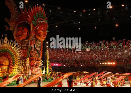 Les membres du groupe Boi Garantido bumba se produisent à Bumbodromo lors du 57e Festival folklorique Parintins, un événement culturel populaire et touristique en Amazonas Banque D'Images