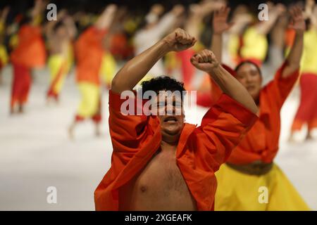 Les membres du groupe Boi Garantido bumba se produisent à Bumbodromo lors du 57e Festival folklorique Parintins, un événement culturel populaire et touristique en Amazonas Banque D'Images