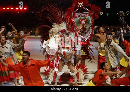 Les membres du groupe Boi Garantido bumba se produisent à Bumbodromo lors du 57e Festival folklorique Parintins, un événement culturel populaire et touristique en Amazonas Banque D'Images