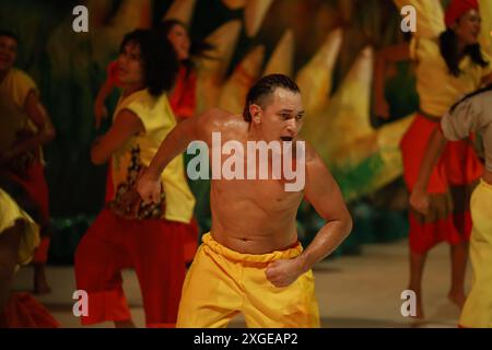 Les membres du groupe Boi Garantido bumba se produisent à Bumbodromo lors du 57e Festival folklorique Parintins, un événement culturel populaire et touristique en Amazonas Banque D'Images