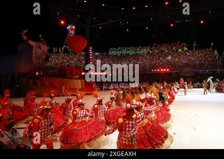 Les membres du groupe Boi Garantido bumba se produisent à Bumbodromo lors du 57e Festival folklorique Parintins, un événement culturel populaire et touristique en Amazonas Banque D'Images