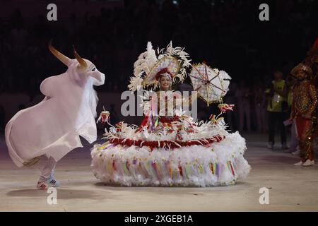 Les membres du groupe Boi Garantido bumba se produisent à Bumbodromo lors du 57e Festival folklorique Parintins, un événement culturel populaire et touristique en Amazonas Banque D'Images