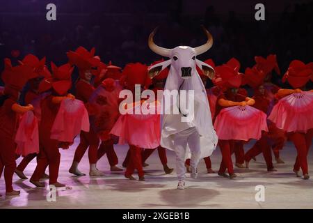 Les membres du groupe Boi Garantido bumba se produisent à Bumbodromo lors du 57e Festival folklorique Parintins, un événement culturel populaire et touristique en Amazonas Banque D'Images