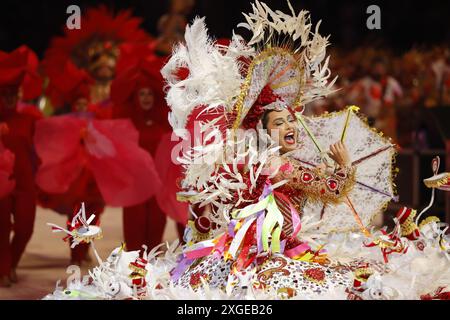 Les membres du groupe Boi Garantido bumba se produisent à Bumbodromo lors du 57e Festival folklorique Parintins, un événement culturel populaire et touristique en Amazonas Banque D'Images