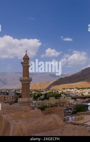 Belle vue aérienne de la vieille ville de Nizwa, Oman avec des ruines et des bâtiments historiques Banque D'Images