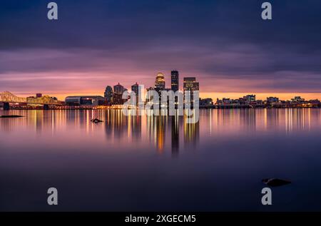 Une vue imprenable sur les gratte-ciel de Louisville au coucher du soleil avec des reflets sur la rivière Ohio Banque D'Images