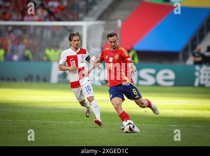 Berlin, Allemagne - 15 juin 2024 : L'Espagnol Fabian Ruiz (en Rouge, n°8) contrôle un ballon lors du match de la phase de groupes de l'UEFA EURO 2024 Espagne - Croatie à l'Olympiastadion de Berlin, Allemagne Banque D'Images